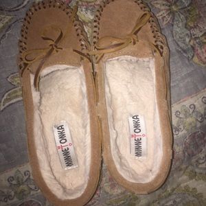 Like new Minnetonka faux fur slippers